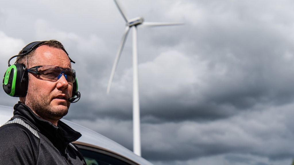 worker wearing 3m peltor solar powered hearing protector on a wind farm